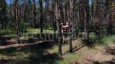 一个肌肉发达的野蛮人正在<strong>爬树</strong>，空中拍摄的画面是4k